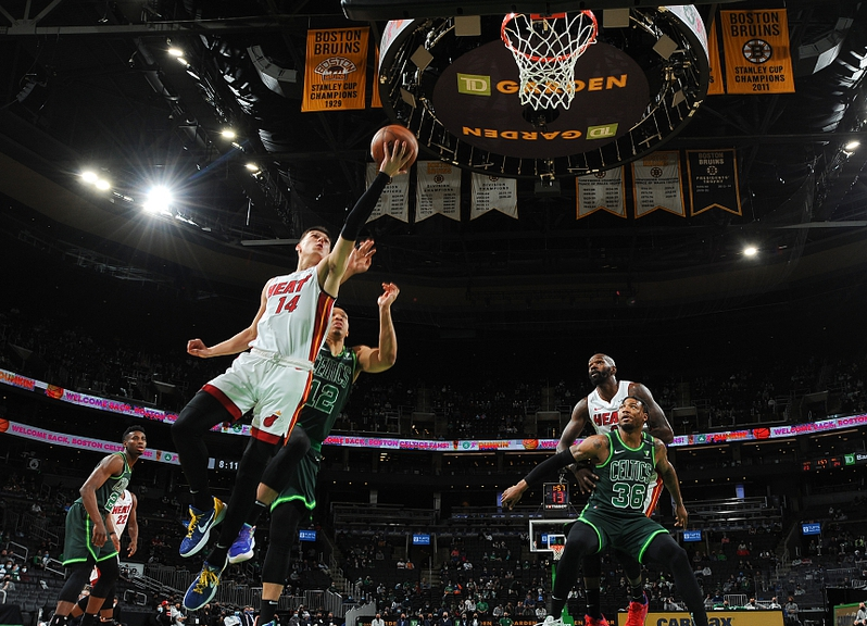  塔图姆末节爆发绿军加时险胜雄鹿