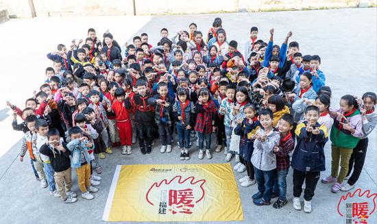  篮球公益行动开展，山区孩子收获梦想球鞋