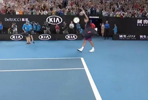  费德勒出席元老赛开幕式，传奇归来引全场起立致敬  