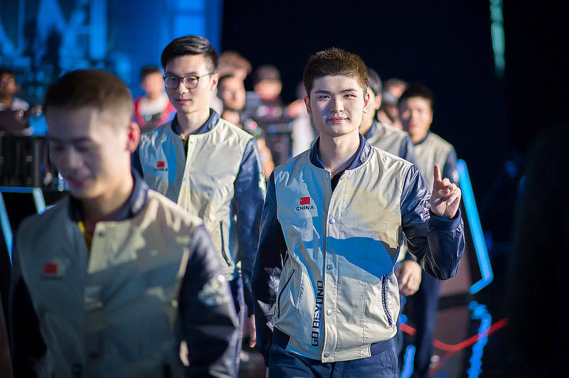  高芙青少年组夺冠，美国超新星横空出世