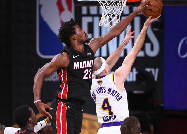  热火巴特勒强硬突破造犯规罚球制胜