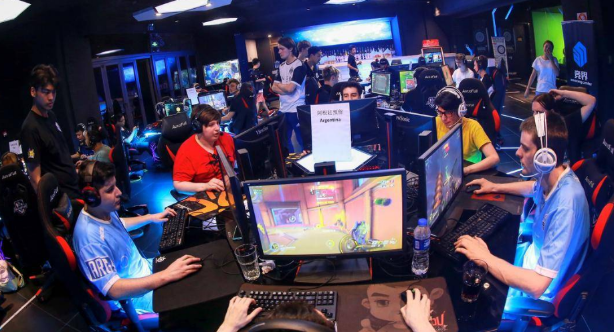  电竞主播转型教练，双重身份创佳绩